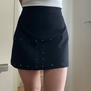 Kjol med nitar - Snygg svart kjol med nitar från zara i storlek M. Knappt använd så väldigt fint skick! 