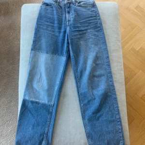 Lappade jeans - Säljer mina SJUUUKT snygga populära jeans från H&M!🥰🤩✨  dom går inte att få tag på längre. Dom är ganska mycket andvänt men fortfarande inte🥰 Dom är ganska stora i storleken. Dom är stl 36 men tyvärr för stora för mig. Köpte dom för 399kr. Säljer för 200kr