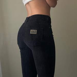Snygga bootcut jeans i sammetsliknande material, lite för små för mig. Köpa för 1095kr 💖💖 W25 L32 