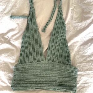 Topp  - Topp med knyte runt nacken. Den är BLÅ glittrig i verkligheten! 🦋 Oanvänd 