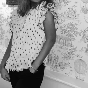 Blus - säljer min jättefina blus från ganni! använd en gång! Hör av er vid intresse! har även den fast klänning också😍❤️