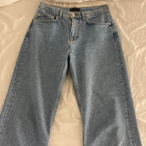 Blåa jeans från Asos i storlek 28/30 - Dessa byxor är fina och raka med slits vid foten jag är 1,62 och dessa passar mig bra i längden. Säljer dessa för 200kr eftersom jag endast har använt dom 3 gånger.