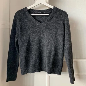 Vero Moda XS - Tröja från Vero Moda i storlek XS. Passar även S. Fin detalj vid v-ringningen 🤍