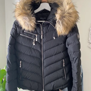 Hollies vinterjacka - Knappt använd hollies jacka. Storlek 38, mer som en 36. Nypris 3499kr