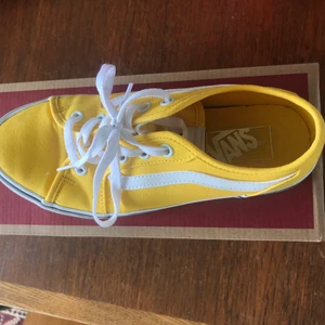 Vans gula sommarskor  - Nästan helt nya, använda några timmar. Säljes pga för smal modell för mina platta, breda fötter. Nypris: 600 kr. Kvitto finns!