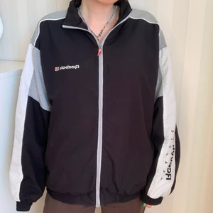  Reebok classic windbreaker - Supersnygg windbreaker från Reebok!! Perfekt nu till sommaren! 