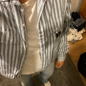 Oversized skjorta från SKTBS - En cool oversized skjorta från sktbs i strl XXS men passar mig som har M/L💕