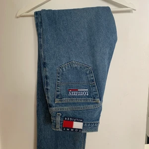 Tommy Hilfiger vintage jeans - Mörkblåa vintage jeans från Tommy Hilfiger i storlek 7/34 (ungeffär 38). Bra skick!