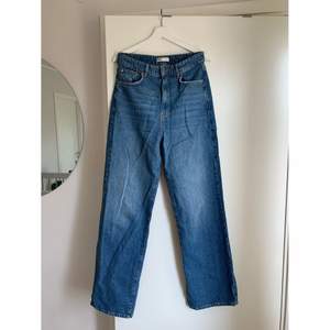 Idun jeans från Gina Tricot i storlek 38, mörkblå.
