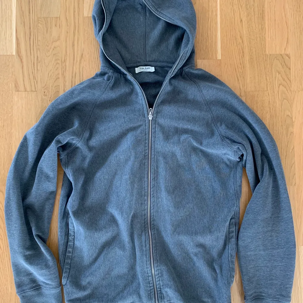 Grå Acne studios full zip-up hoodie i storlek L tjej, passar S för herr. Mycket bra skick för dess ålder.. Hoodies.