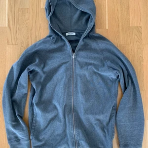 Acne studios hoodie - Grå Acne studios full zip-up hoodie i storlek L tjej, passar S för herr. Mycket bra skick för dess ålder.