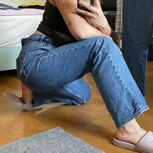 Blå jeans från weekday 😮‍💨 - Voyage jeans från weekday!! Storlek 32/30. 100% bomull! Fin tvätt 🥺🥺🥺 säljer pga lite för stora för mig<3