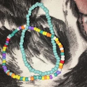 Armband  - Inte alls gammal jätte fina armband kostar 50 för båda i butik men säljer båda för 10 kr