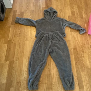 Two piece mjukis set  - Ett mjukis set i ett väldigt mysigt material. Säljer detta är eftersom det blivit för litet. Skulle säga att byxorna kan vara lite korta i benen för mig som är kring 1,70. 