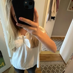 Chloé blus/tshirt - Urgullig tshirt/blus från chloé, storlek 14 år men passar något mellan XS och S som jag brukar ha. Ny pris är ca 700 eller nått och jag säljer för 400. Självklart äkta ❤️