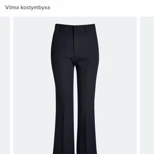 Kostym byxa - Hej! Jag köpte denna kostym byxorna från bik bok och har använt den 3 gånger, vill sälja den eftersom jag e 160cm o den är lång för mig❤️ Vill du se video elr mer bilder så skickar jag det:) 