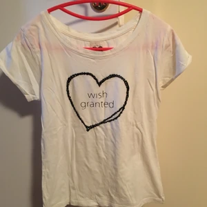 Tröjor  - En kortärmad oanvänd med tryck från Zara. En trekvarts oanvänd från HM, storleken är bortklippt men är M.   