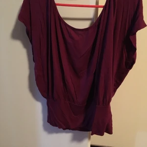 Toppar - Två toppar: en plommonfärgad från HM storlek S, urringad korta ärmar och rymlig, perfekt för en varm sommardag. Den andra är rosa och lite urringad storlek S, från Eve. 