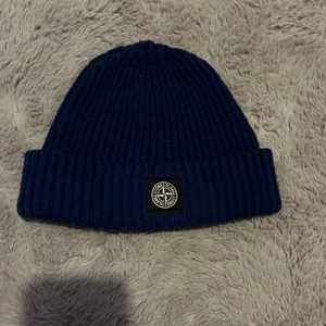 Stone island mössa  - Blå stone island mössa köpt för några veckor sedan från Nordiska kompaniet i Stockholm, ny pris 1200. 