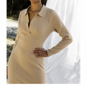 Adoore klänning - Såå fin stickad klänning från adoore. Säljer då jag inte använder den och bara använt den några enstaka gånger. Kan mötas upp i Göteborg annars står köparen för frakten! Pris kan diskuteras💕🤗