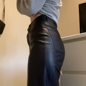 Fejkskinnbyxor - Ett par fräscha byxor som är hög i modjan och slutar lite över ankeln. Storlek s. Inga skador och är som nya. :)) 