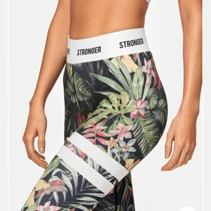 Stronger byxor  - Säljer dessa as coola tränings byxor från stronger! Köpta för 799 säljer för 249! Storlek XS/XXS gratis frakt🤩❤️
