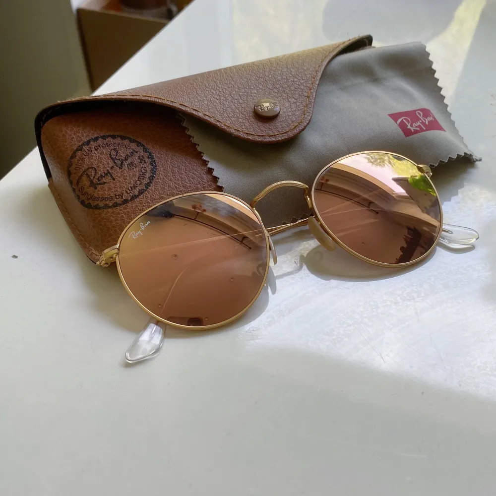 Solglasögon från RayBan i modellen ”round flash lenses pink”. Originalpris: 1900kr, säljer för 750kr. Några små märken på glaset, därav priset. Fodral och putsduk medföljer. Skriv gärna för fler bilder eller frågor! 💗. Accessoarer.