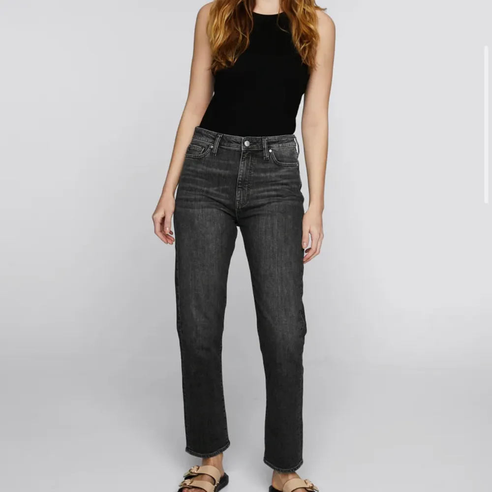 Säljer dessa knappt använda jeans (mom fit straight jeans) då dem är för små! Storlek 32. Säljer för 250kr💗 . Jeans & Byxor.