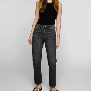 Jeans  - Säljer dessa knappt använda jeans (mom fit straight jeans) då dem är för små! Storlek 32. Säljer för 250kr💗 