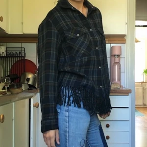 Zara skjorta fransar - Rutig skjorta från zara, i begagnat skick. Något nopprig men hel och ren. 