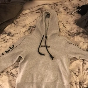 Hoddie  - En grå hoddie andvänd men väldigt bra skick. Från new yorker