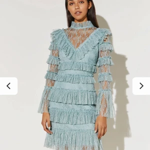 By Malina klänning - By Malina klänning i spets. I en blå/turkos färg. Färgen kallas serene blue. Perfekt till sommarens alla fester. Aldrig använd med lappen kvar. Nypris 2000kr 