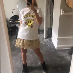 Ganni T-shirt  - Intressekoll min supersöta T-shirt från Ganni som är så populär och snygg🥰 Köpt för 850 men är helt slutsåld och i perfekt skick💓 