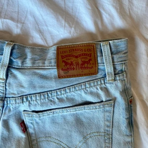 Levis shorts - Jeansshorts från Levis i så snygg blå färg, använda väldigt få gånger! Midjestorlek är 27 & längden är perfekt. Har dessvärre inga bilder med dem på då jag inte får på mig de längre 😮‍💨  Hör av er om ni är intresserade! ❤️‍🔥 Frakt tillkommer 🫶🏽
