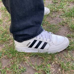 Vita adidas skor med svarta stripes, sitter bra på foten men används inte längre. Något skitiga men det är inget en tvätt inte kan fixa, storlek 44 2/3🥳