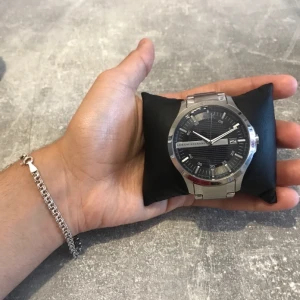 Armani Exchange Silverfärgad Klocka - Köpte den för 3 år sen från zalando, kostar 1795kr. Klockan har pytte små repor runt om på metallbandet och nästan inga på glaset. Omkretsen är 20cm och diametern 4,6cm. Möts inte upp utan jag skickar den med post. Frakt 52kr.