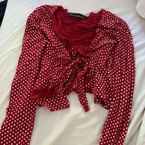 Knyttröja - Röd snygg knyttröja, sparsamt använd!