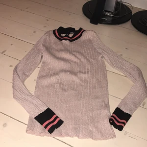 Preppy tajt tröja - En preppy rosa glittrig tajt tröja från Gina som sitter väldigt bra💓💓❕