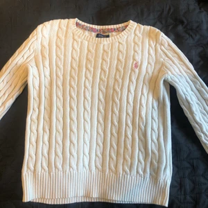 Kabelstickad Ralph Lauren Tröja - En jättefin kabelstickad Ralph Lauren tröja. Jättebra skick, nästan oanvänd. Pris kan diskuteras. 