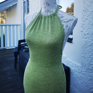 Sommarklänning - 💚Skön och grön klänning💚 i fint skick! Klänningens tyg är stretchigt och ganska tunnt och svalt, vilket gör den liiite genomskinlig. Den slutar vid mitten av låren på mig som är ca 160 lång! Jag kan frakta eller mötas upp! 