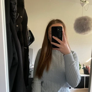 Blå ribbad tröja - En blå ribbad tröja från Gina tricot i storlek xs