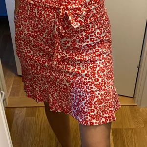 Sommarkjol  - Jätte söt sommarkjol som jag aldrig använt! Strl S.. går nog att ha om man är XS med🌸