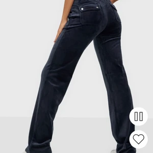 Juicy Couture Byxor Mörkblå, M - SLUTSÅLDA ÖVERALLT. Sparsamt använda, äkta, köpta på Wakakuu. Banden i midjan är lite noppriga (be om bild) annars perfekt skick. Storlek Medium, passar S-M/L beroende på önskad passform. Köpare står för spårbar frakt på 66 kr💋