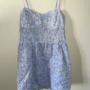 Sommarklänning - Lite elasticitet. Bra skick. Justerbara axelband