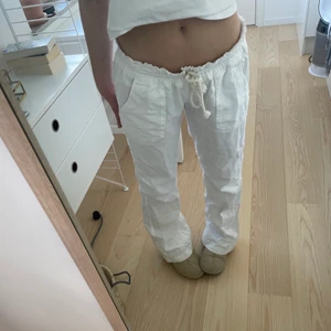 Linnebyxor - Säljer dessa populär linnebyxor från roxy. De är i storlek M (jag är 161) och de är lite långa på mig. De är bara använda en gång så i princip i nyskick😋 Frakt på 66 kr tillkommer. Köper står för frakten💓 Buda från 400 eller köp direkt för 600