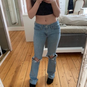 Jeans - Säljer ett par snygga lågmidjade jeans i storlek 27 från Levis!💗 Jag är ungefär 158 cm lång och dem är lite för långa för mig🤍