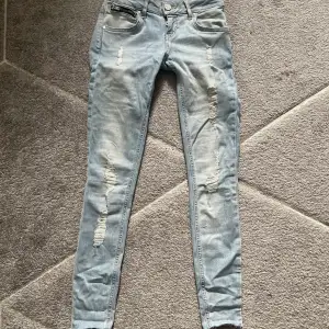 Helt nya Bik Bok jeans med slitningar. Perfekt till sommaren. Ej använd. Storlek XS. Nypris 599 kr. 
