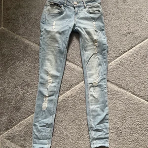 Bik Bok Never Denim JP FUNK  - Helt nya Bik Bok jeans med slitningar. Perfekt till sommaren. Ej använd. Storlek XS. Nypris 599 kr. 