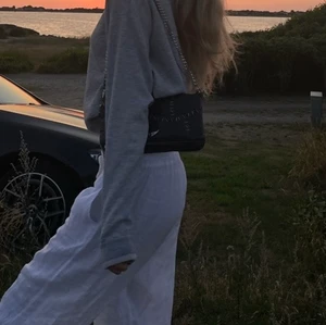 Linnebyxor  - Säljer dessa såå snygga linnebyxor då jag köpte ett par andra💕de är köpta på en marknad i Varberg. De är långa och skulle säga att de passar från en S till stor M/L