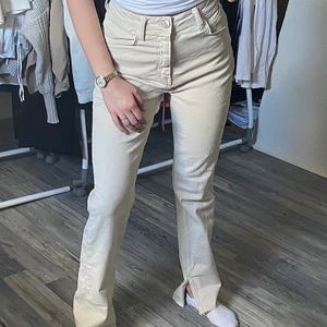 Zara jeans med slits - de är för stora i storleken, passar nog 36, köparen står för frakten💕